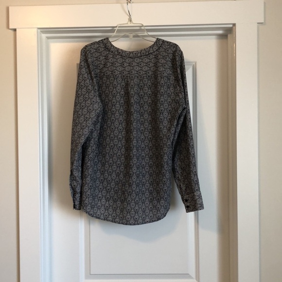 J Crew Womens Long Sleeve V Neck Blouse Sz M Blue White Print Rounded Hem Nice - Picture 7 of 9